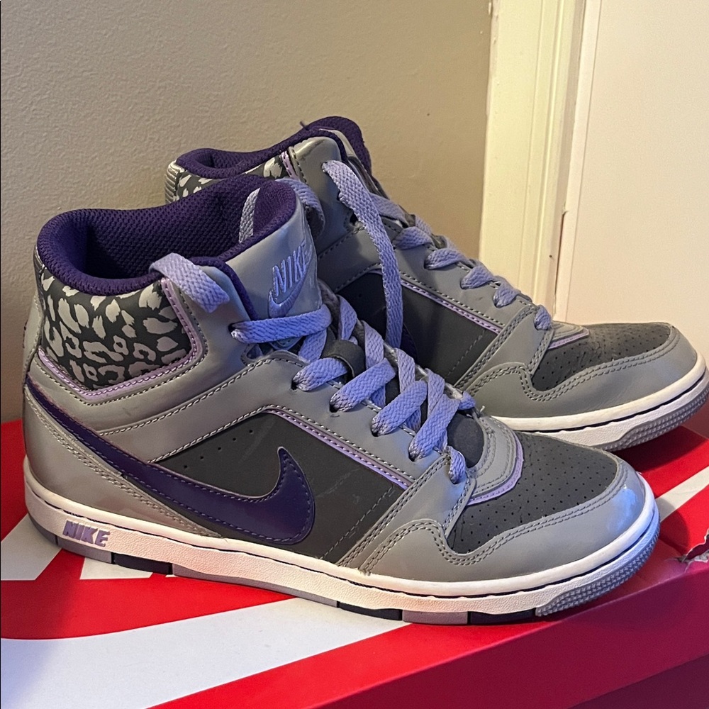 Nike Women's Gray and Purple Patterned Sneakers